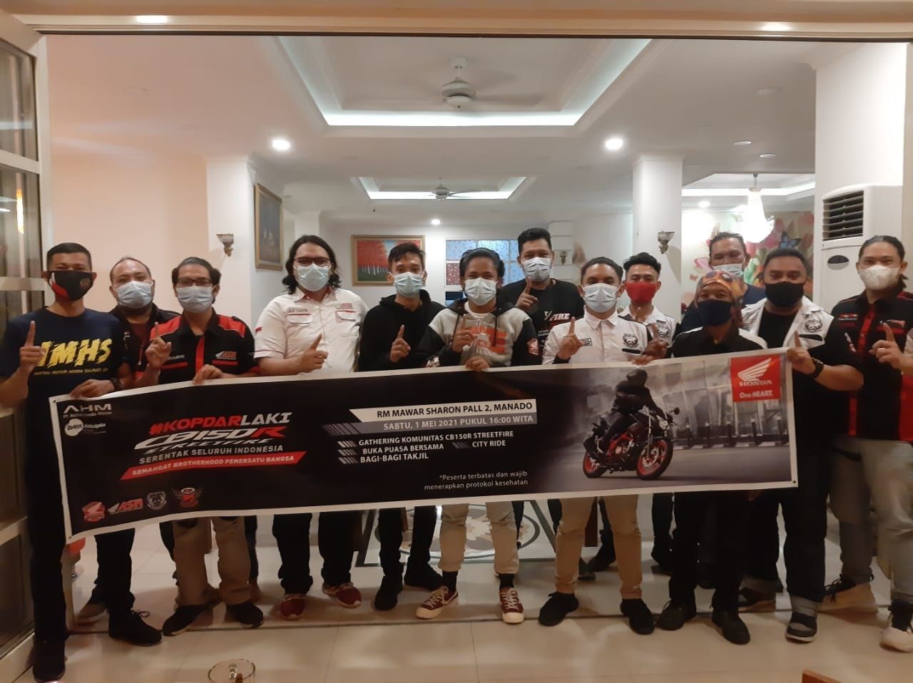 Bagi- bagi Takjil hingga Buka Puasa Bersama Komunitas Motor Honda CB150R Manado