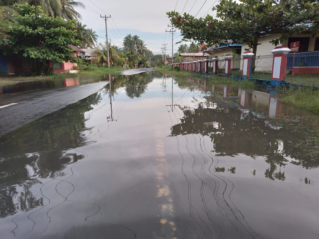 Air Meluap ke Jalan Raya, CV.Bina Karya Teknik Diminta Bertanggung Jawab